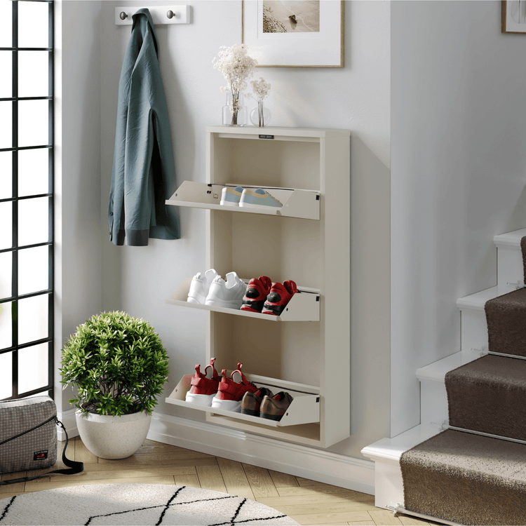 Soft beige schoenenkast met open kleppen