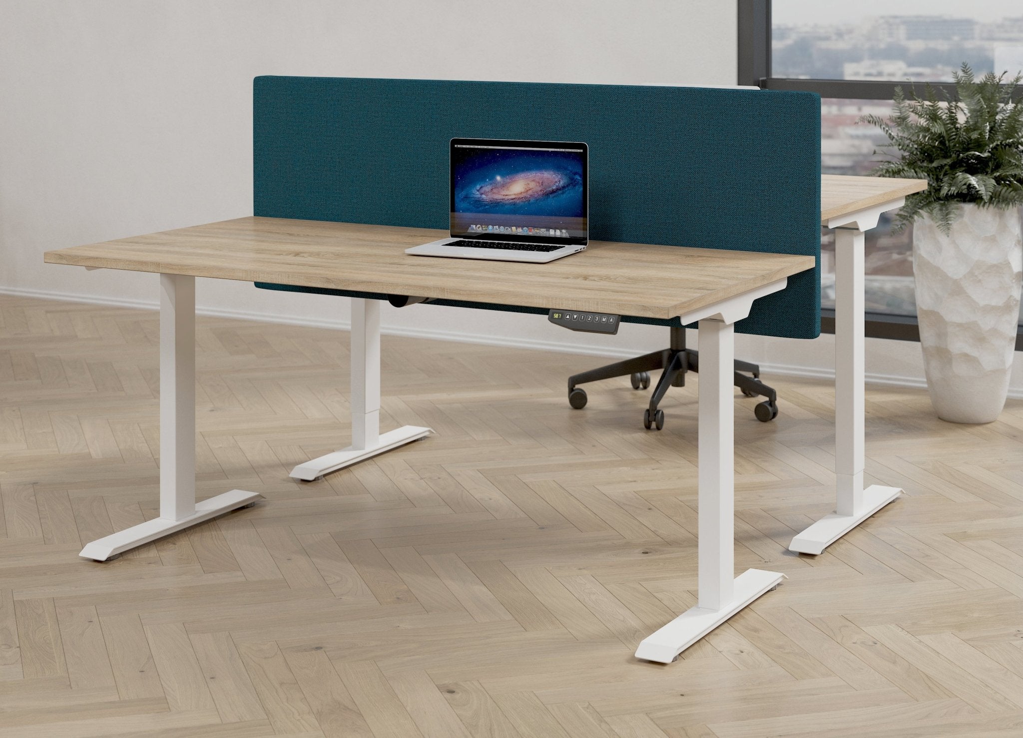 Sfeerbeeld ergonomisch bureau in kantooromgeving 