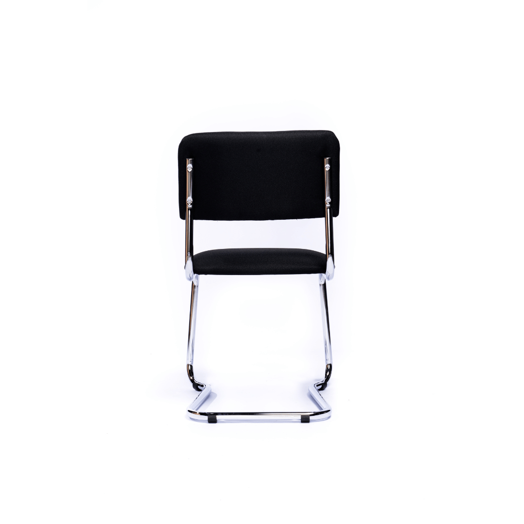 Zwart gestoffeerde conferentiestoel met stabiel chroom onderstel