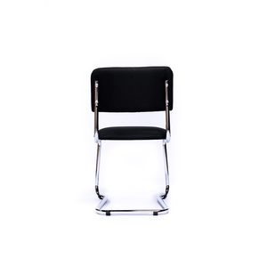 Zwart gestoffeerde conferentiestoel met stabiel chroom onderstel