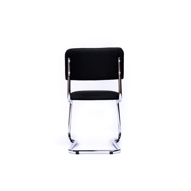 Zwart gestoffeerde conferentiestoel met stabiel chroom onderstel