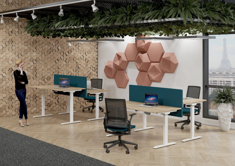 Sfeer render van werkplekken met elektrisch verstelbare bureaus van Ceha Europe in modern kantoor