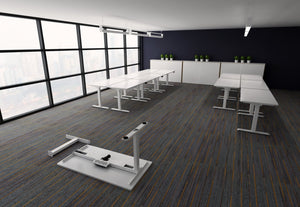 Sfeerafbeelding van meerdere Adjust 1 Plus bureaus 