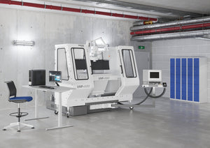 Sta zit bureau van Ceha Europe in industriële werkruimte met machines 