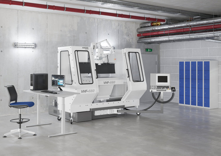 Sta zit bureau van Ceha Europe in industriële werkruimte met machines 