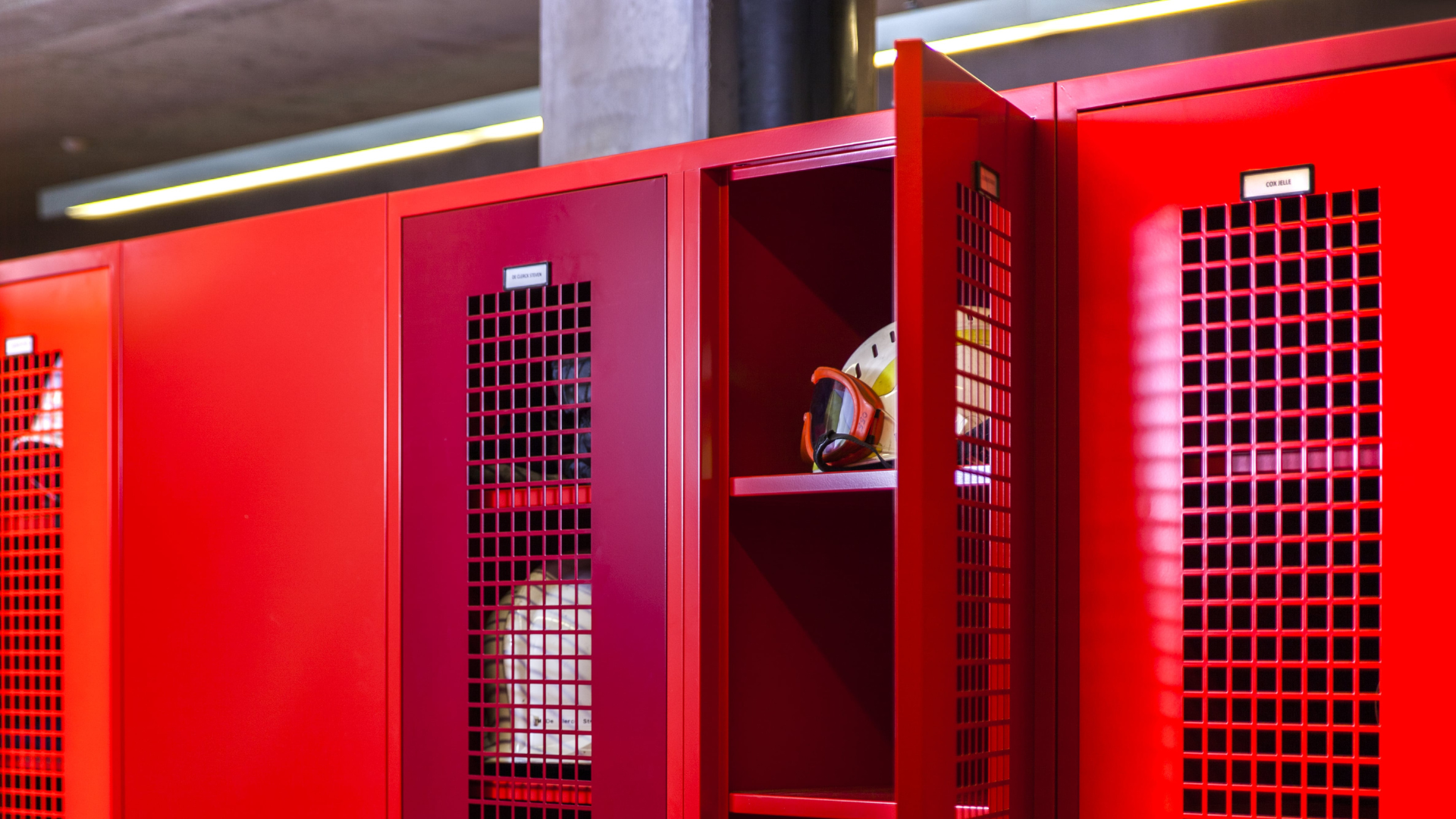 Maatwerk garderobekast voor brandweer door Ceha Europe