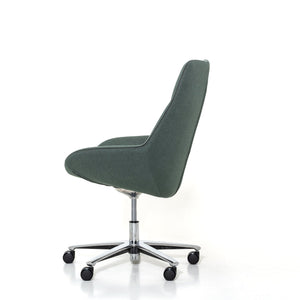 Comfortabele mosgroene conferentiestoel met hoge rugleuning