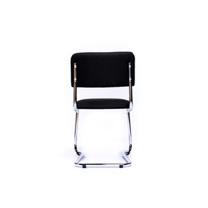 Zwart gestoffeerde conferentiestoel met stabiel chroom onderstel