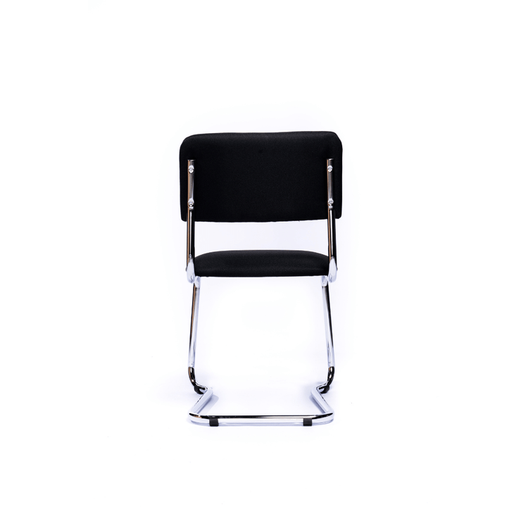 Zwart gestoffeerde conferentiestoel met stabiel chroom onderstel