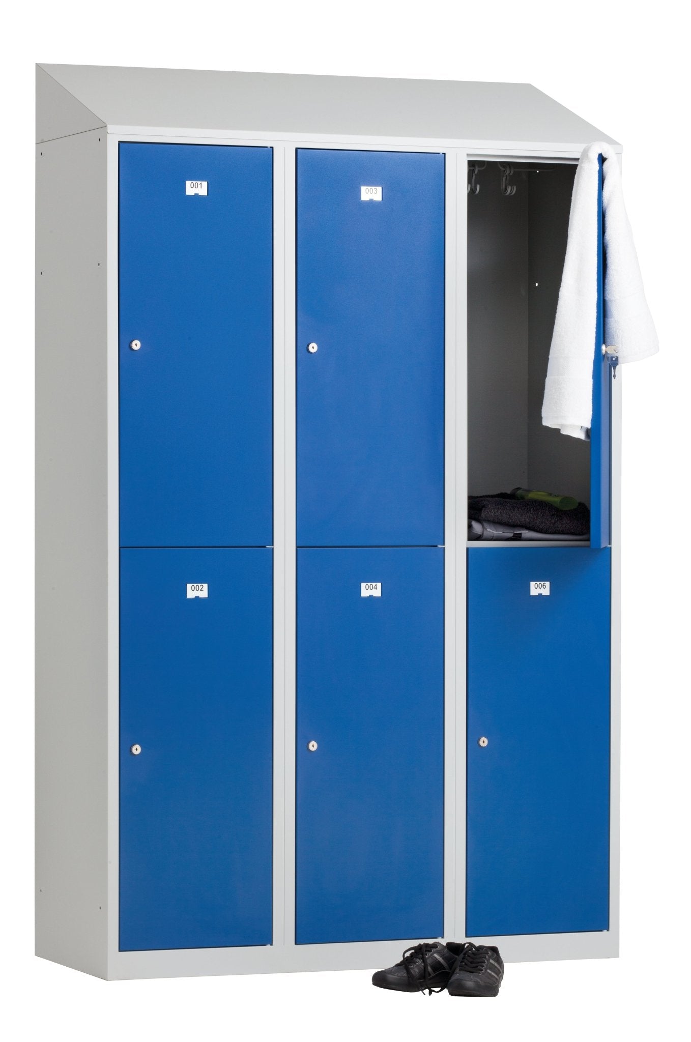 Garderobekast met open deur en sportkleding