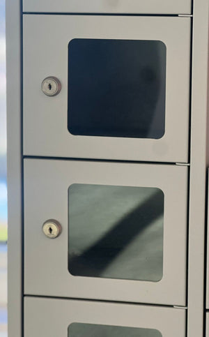 Mini locker MLCK 180-2.20 met acrylglas deuren en  cilinderslot  RAL7035 