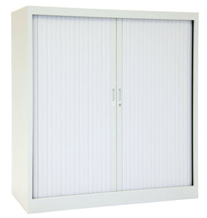 Lichtgrijze kast met cilinderslot