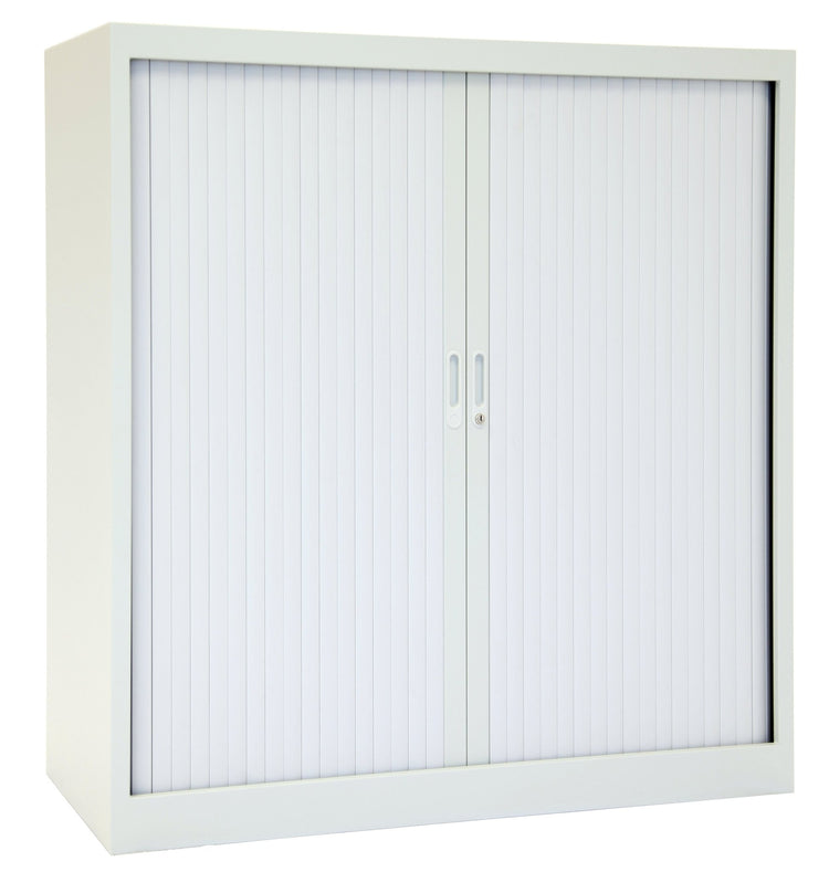 Lichtgrijze kast met cilinderslot