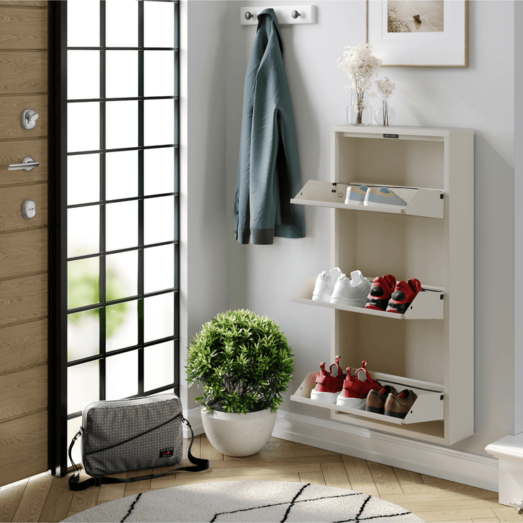 Moderne beige schoenenkast in een entreeruimte