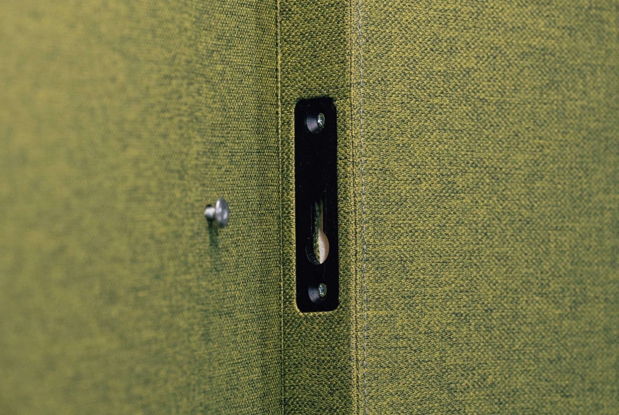 Sleutelgatverbinding tbv doorstekende akoestische wand