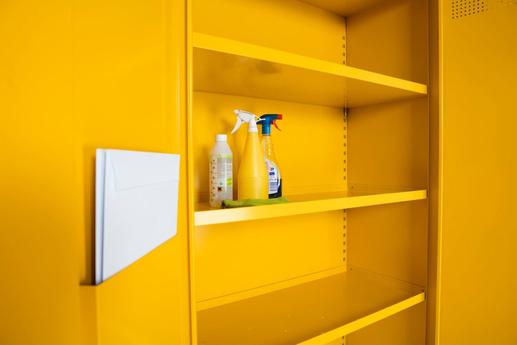 Binnenkant veiligheidskast met legborden en opbergvak