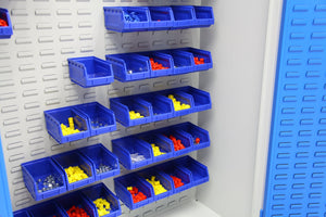 Materiaalbakken bevestigd aan de lippen van de kast