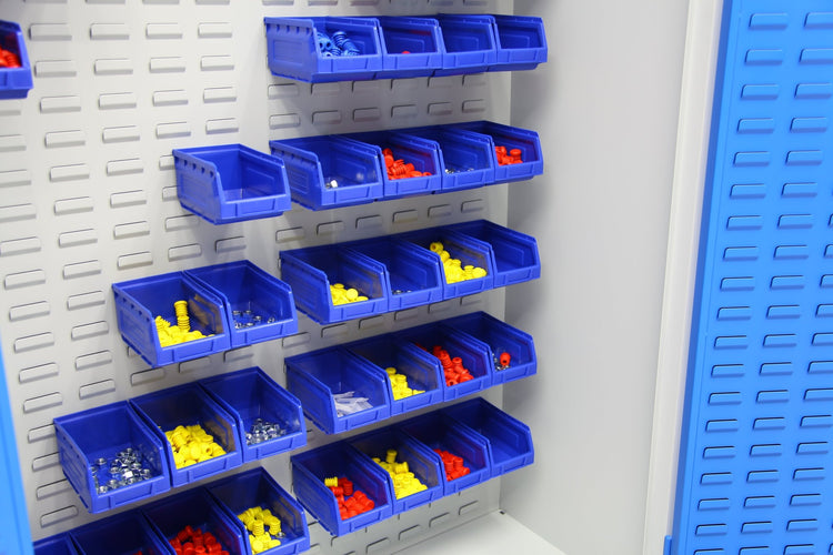 Materiaalbakken bevestigd aan de lippen van de kast